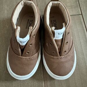 Last Call‼️Toms sneakers toddler boy size 7